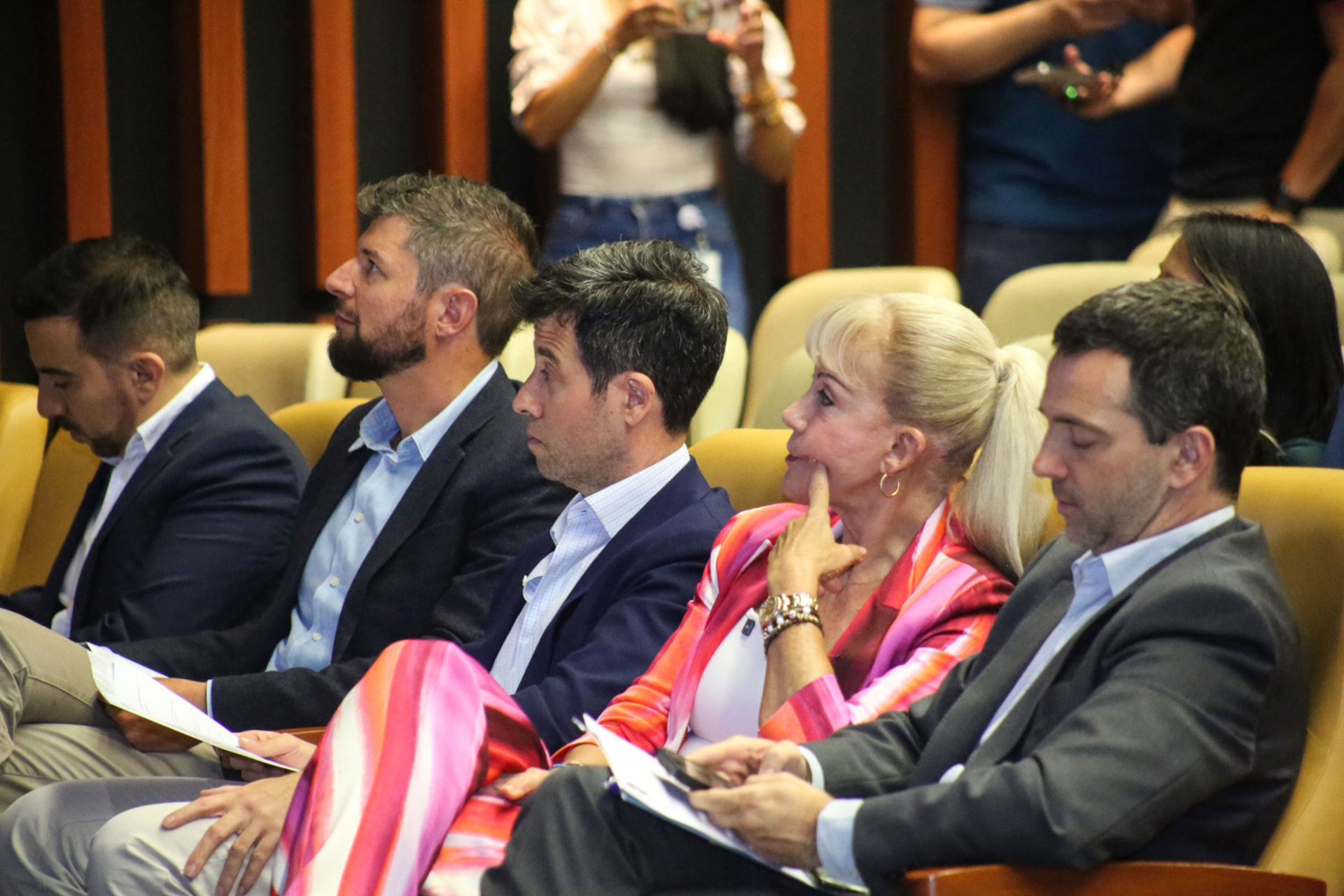Asistentes escuchando un panel sobre financiación basada en resultados