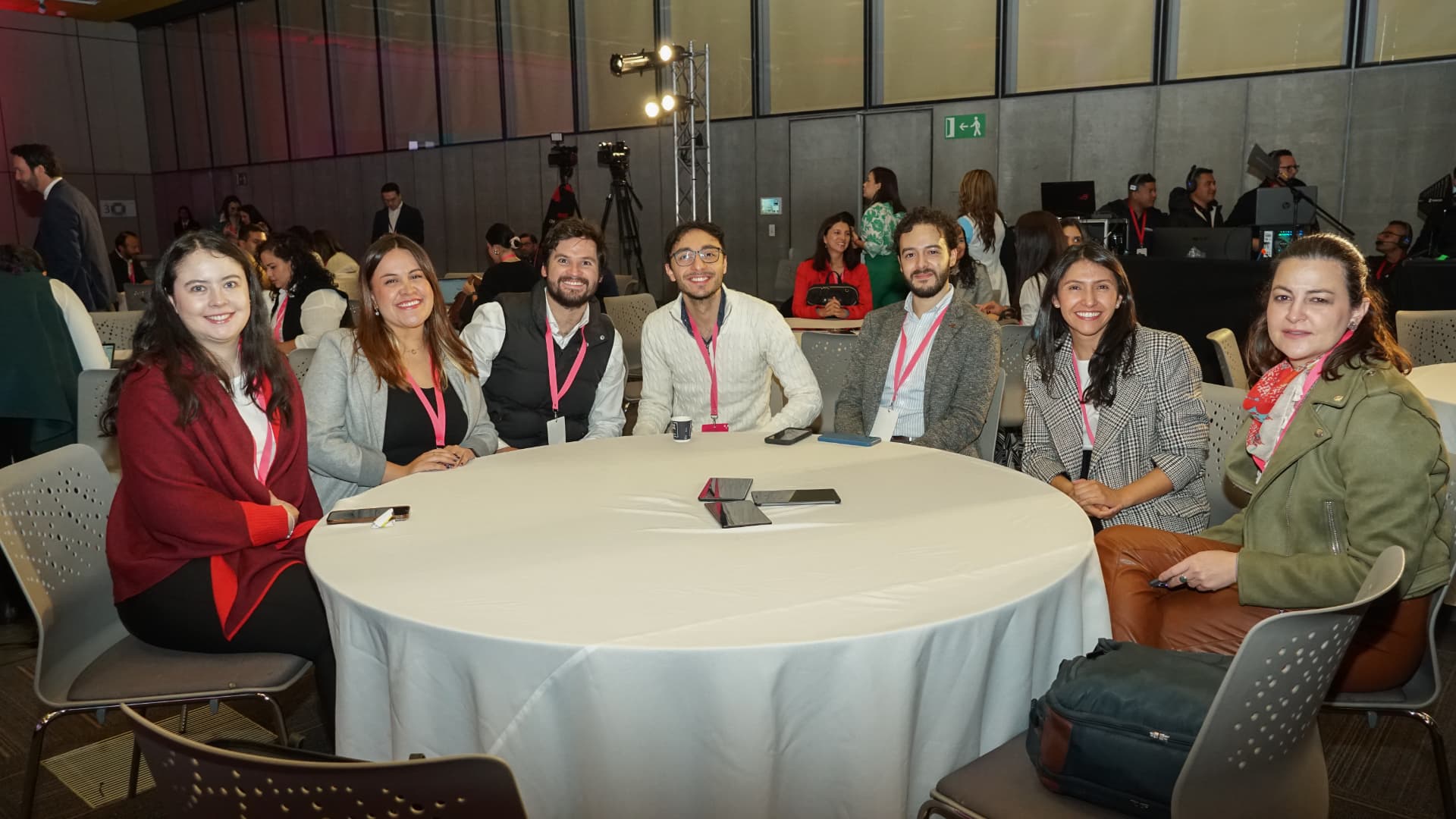 Equipo de LEAD en una mesa de trabajo durante un evento