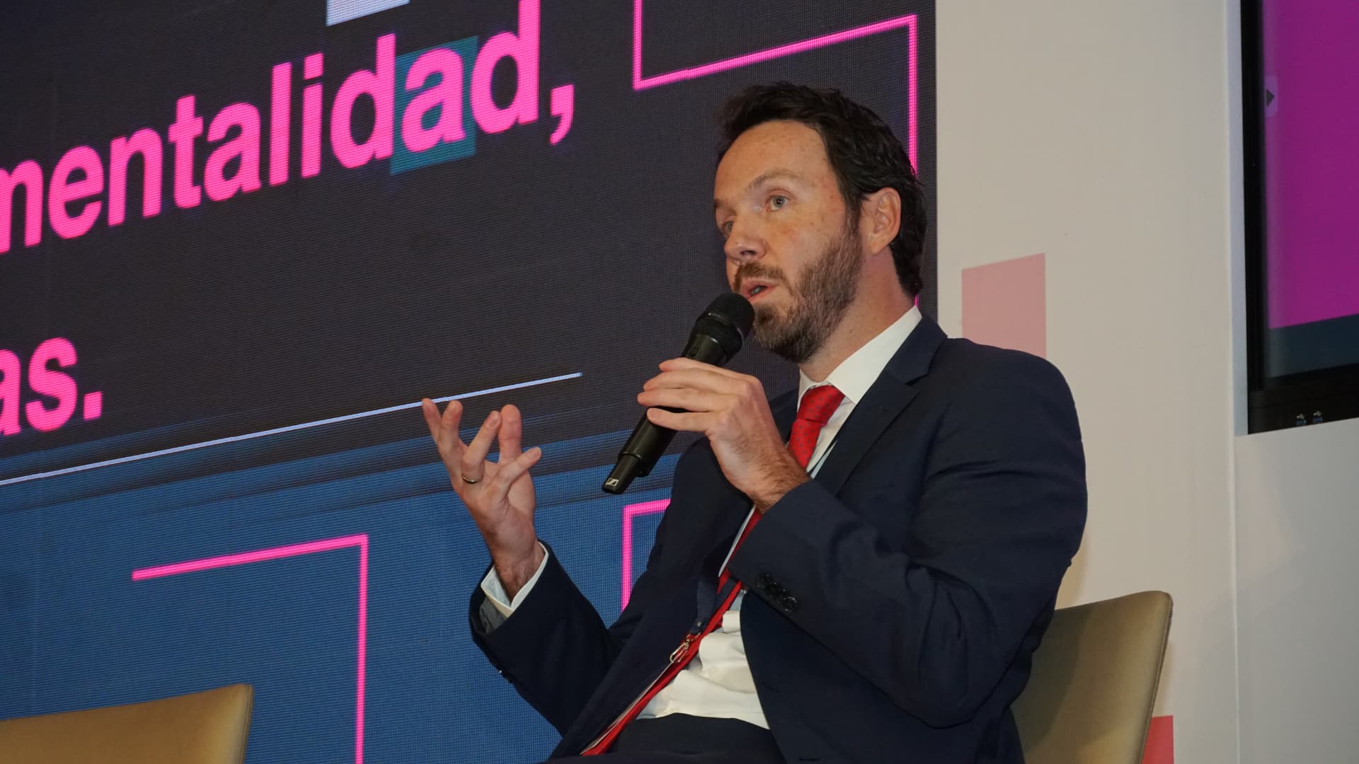 Conferencista hablando sobre pago por resultados